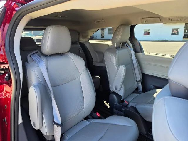 2023 Toyota Sienna XLE - Photo 16