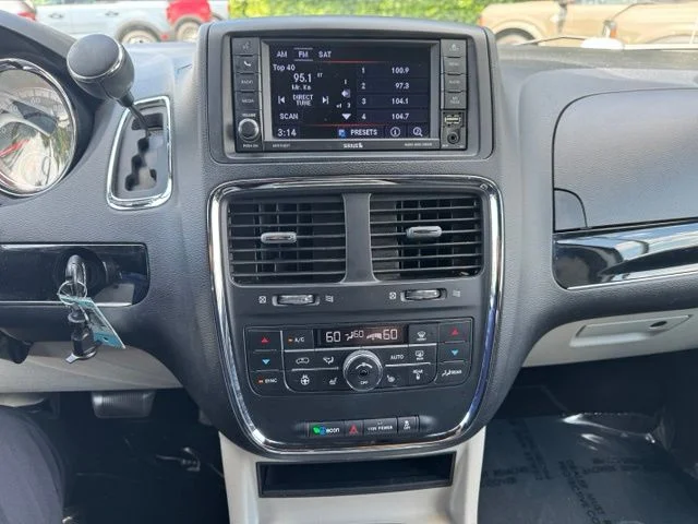 Used 2019 White Dodge SXT image 27