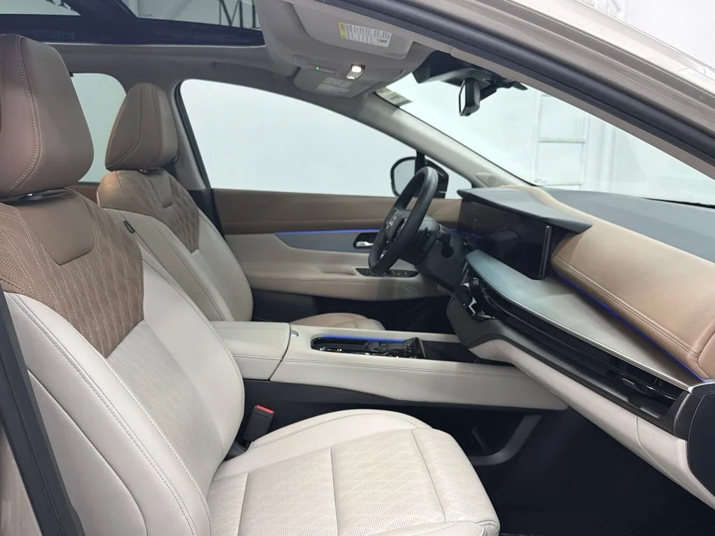 Used 2025 Gold Nissan Platinum image 34