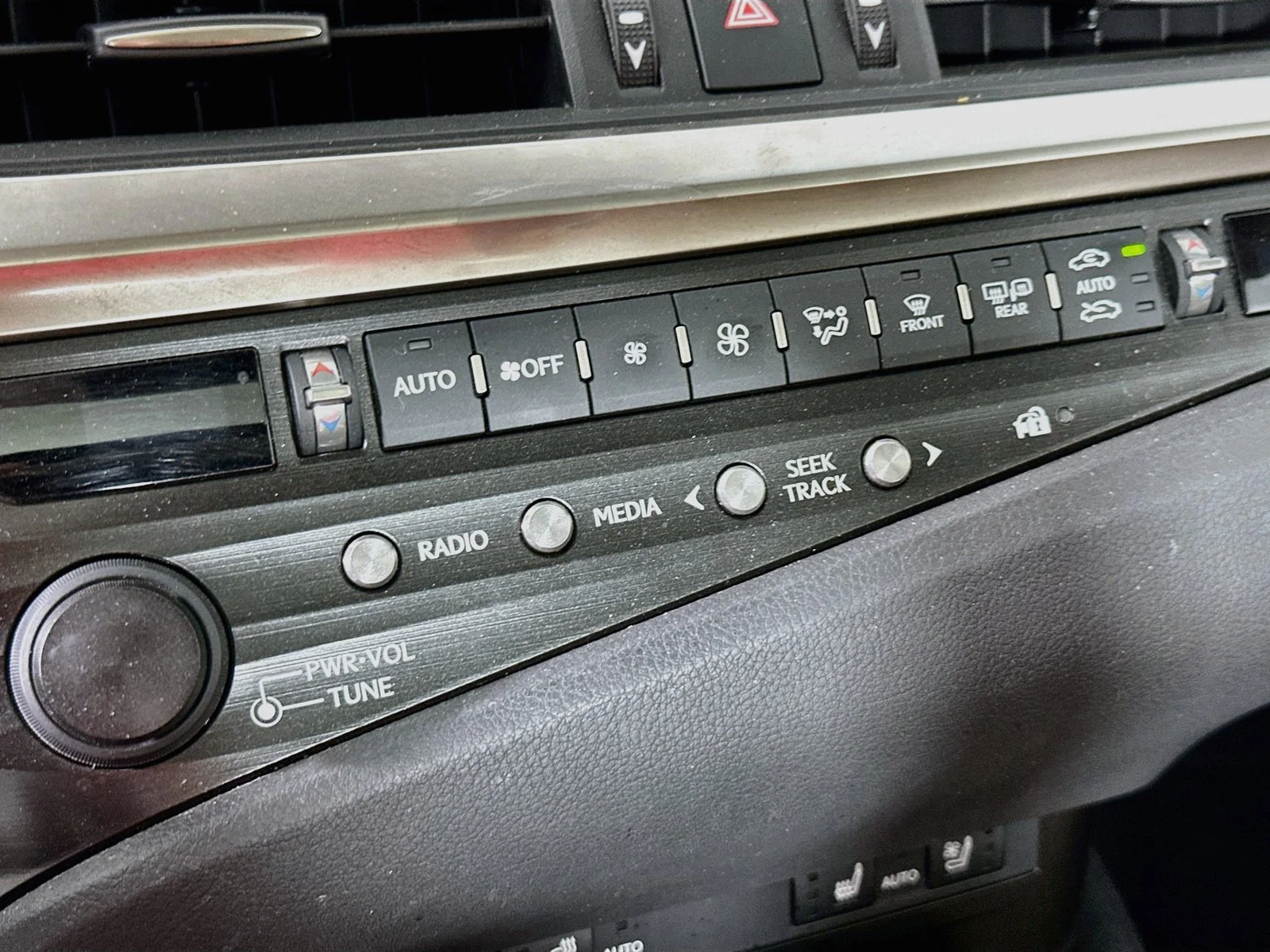 Used 2020 Green Lexus 300h image 16