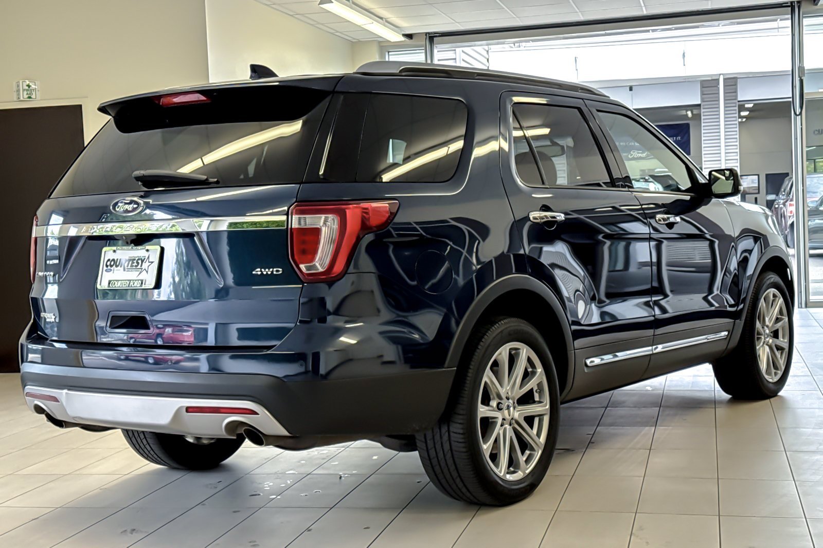 Used 2017 Blue Jeans Metallic Ford Limited image 4