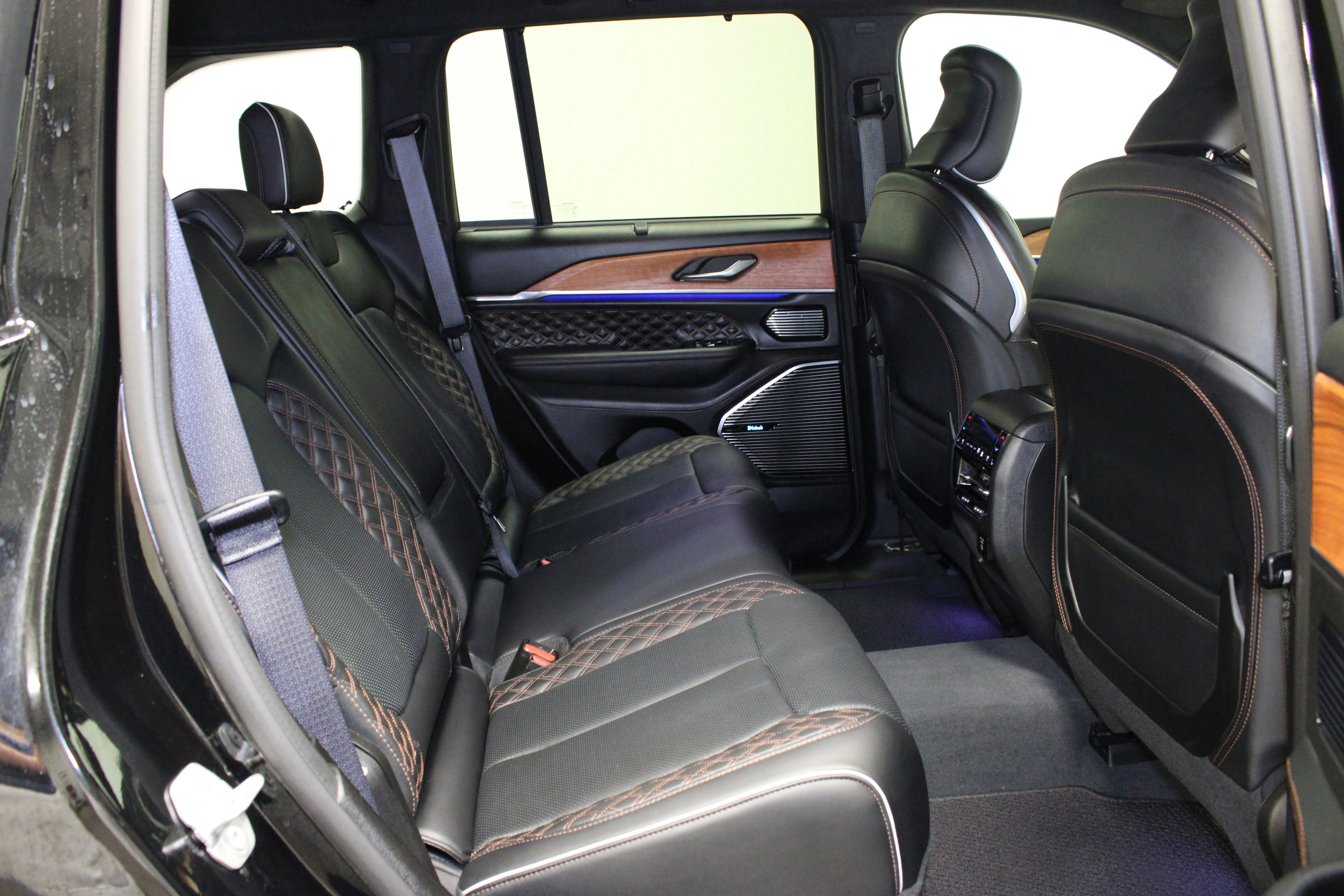 Used 2023 Diamond Black Crystal Pearlcoat Jeep Summit Reserve 4xe image 18