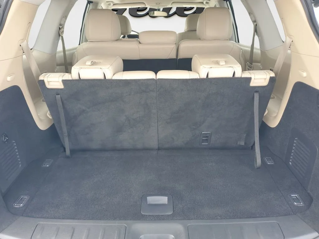 Used 2019 White Nissan Platinum image 9