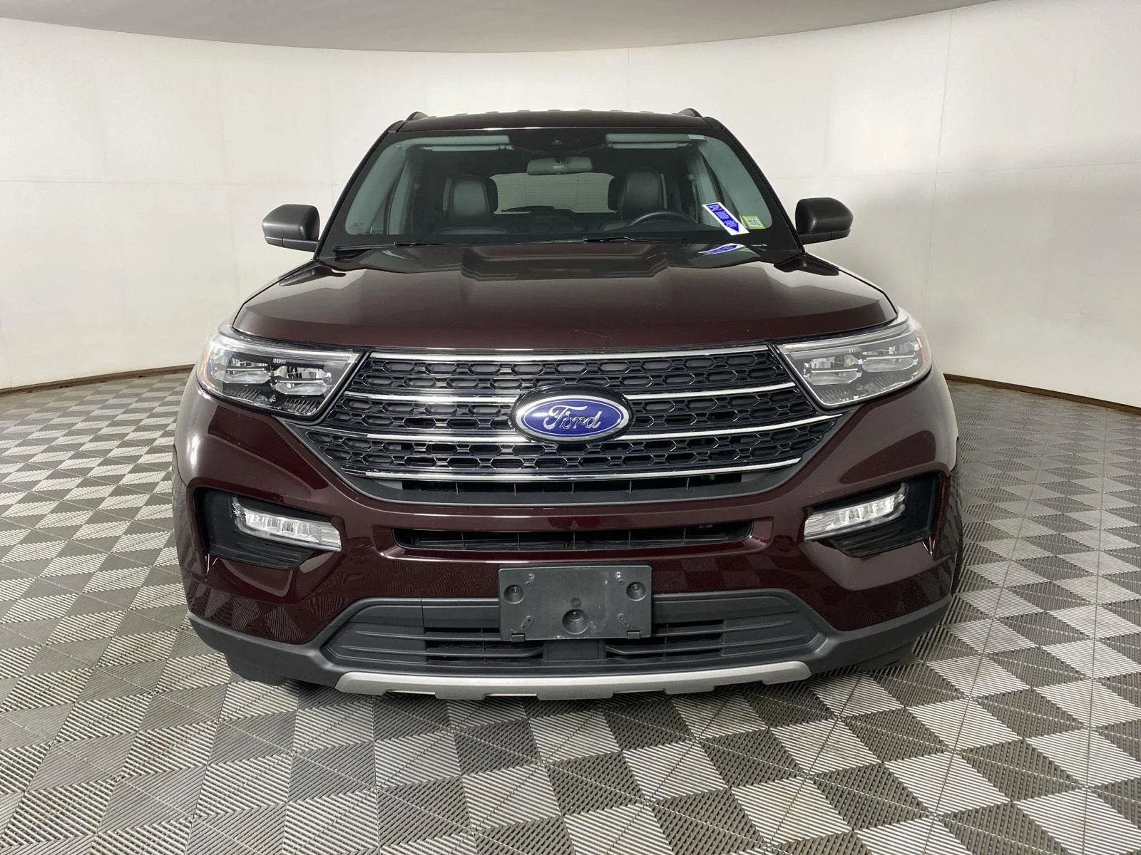 Used 2023 Jewel Red Metallic Tinted Clearcoat Ford XLT image 5