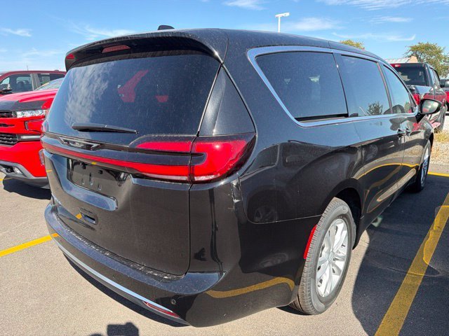 New 2027 Diamond Black Crystal Pearl-Coat Paint Chrysler Select image 6