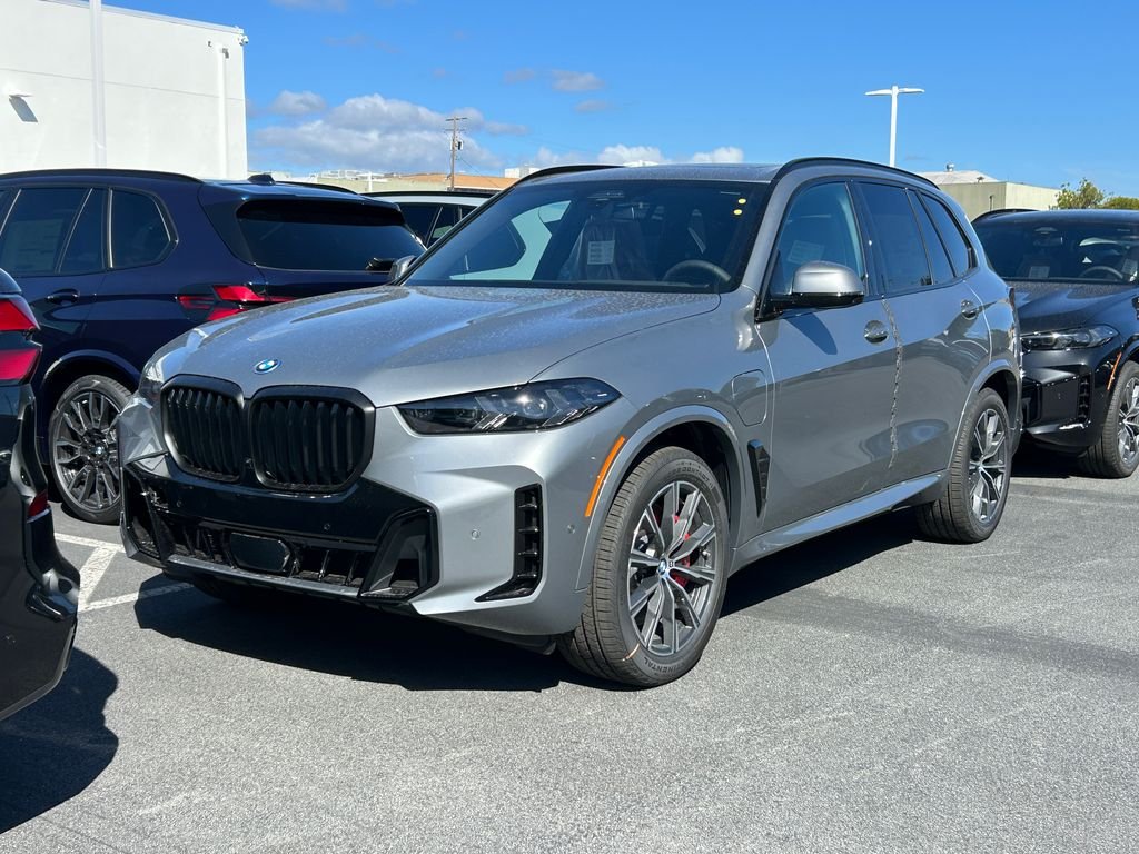 New 2026 Skyscraper Grey Metallic BMW xDrive50e image 2