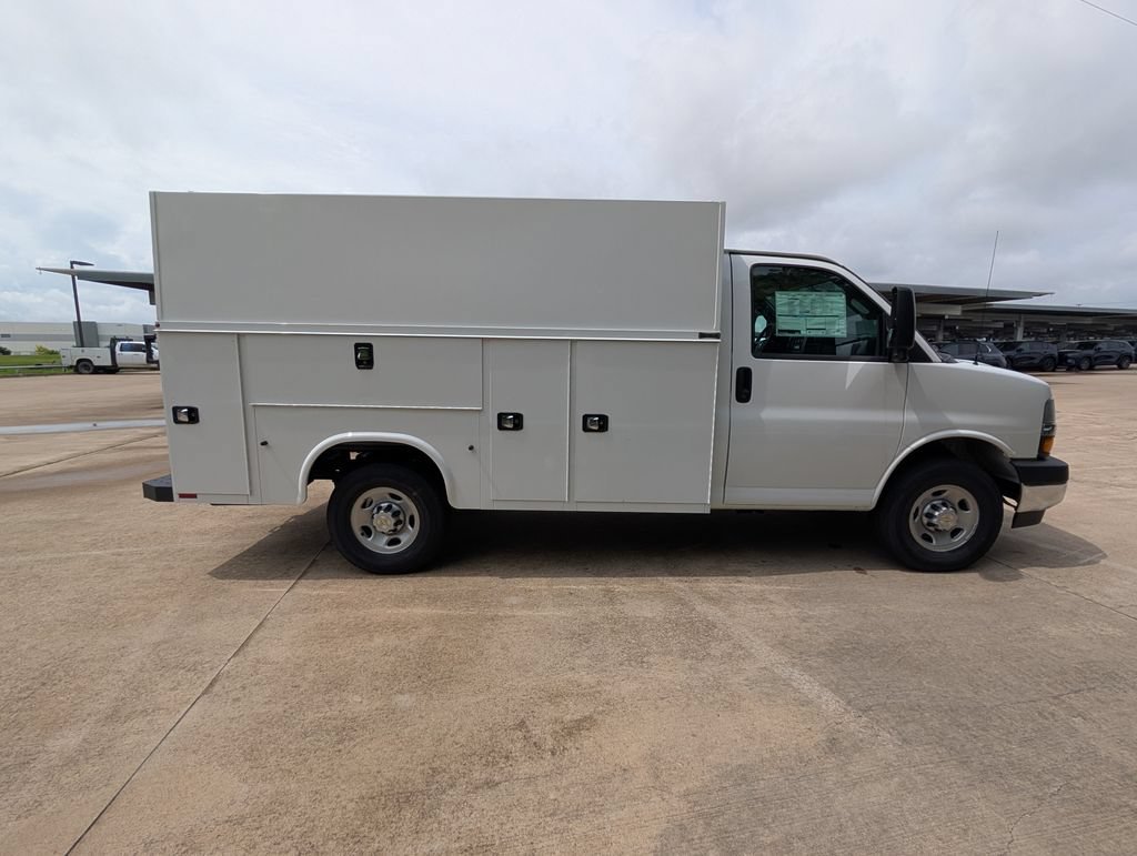 New 2025 Summit White Chevrolet 1WT image 24