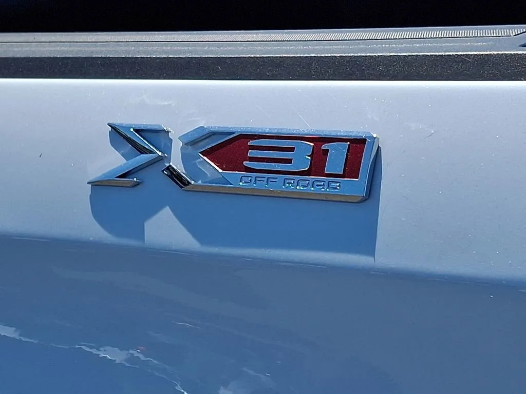 Used 2026 Glacier White Tricoat GMC SLT image 35