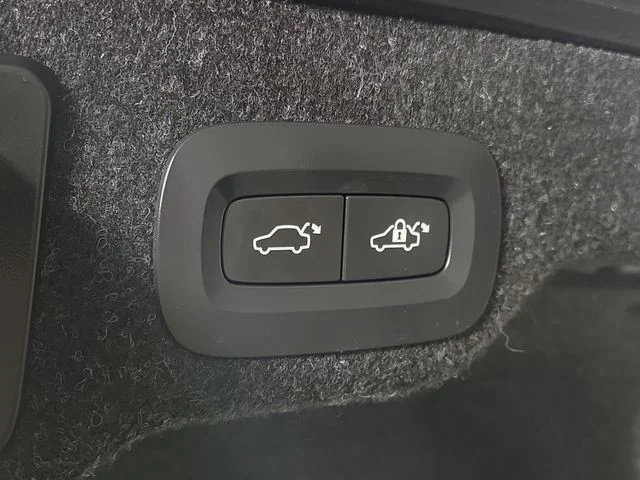 Used 2022 Black Volvo B6 Inscription image 8