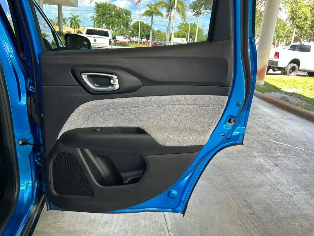 Used 2025 Blue Jeep Latitude image 31
