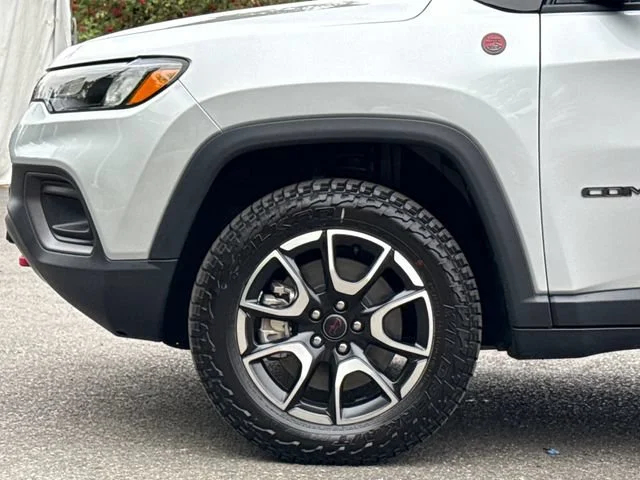 New 2026 Silver Zynith Metallic Clearcoat Jeep Trailhawk image 7