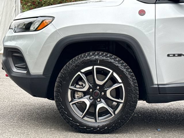 New 2026 Silver Zynith Metallic Clear-Coat Exterior Paint Jeep Trailhawk image 7
