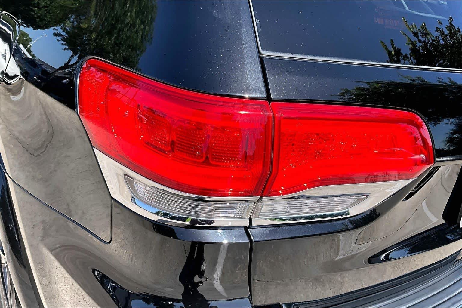 Used 2018 Diamond Black Crystal Pearlcoat Jeep Overland image 27