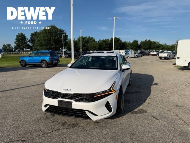 Used 2022 Glacial White Pearl Kia LXS image 3