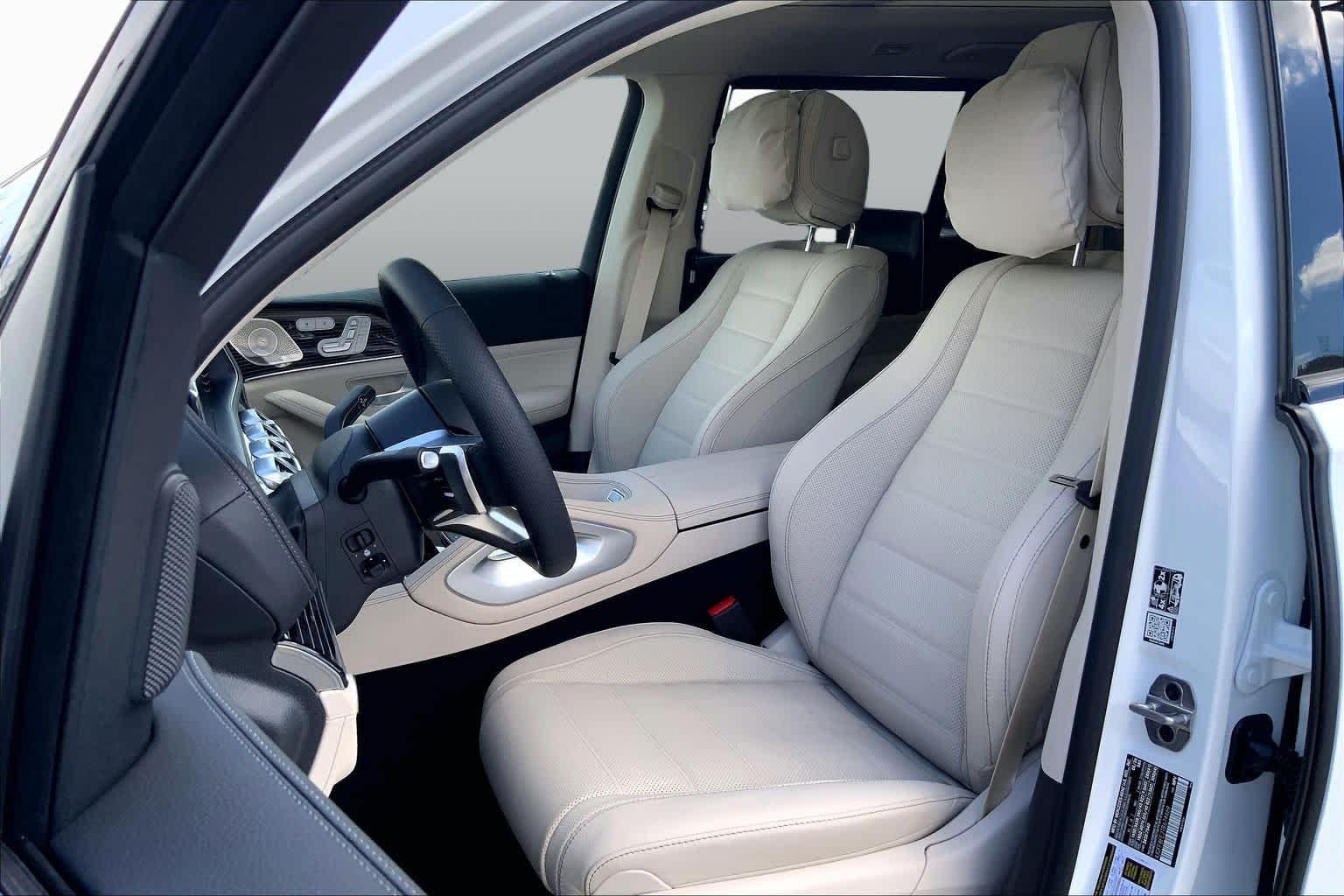 New 2026 MANUFAKTUR Moonlight White Metallic Mercedes-Benz GLS 580 image 9
