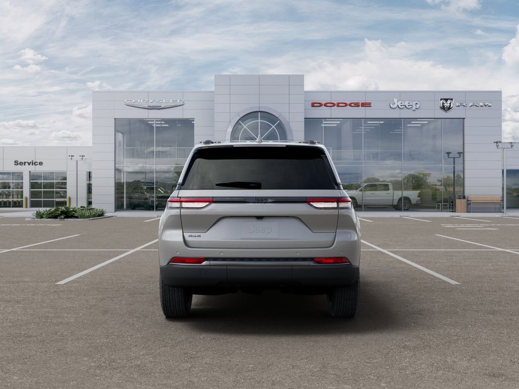 New 2026 Silver Zynith Exterior Paint Jeep Altitude image 7