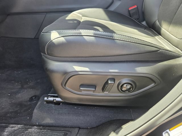 Used 2025 Diamond Black Crystal Pearlcoat Jeep Altitude X image 10