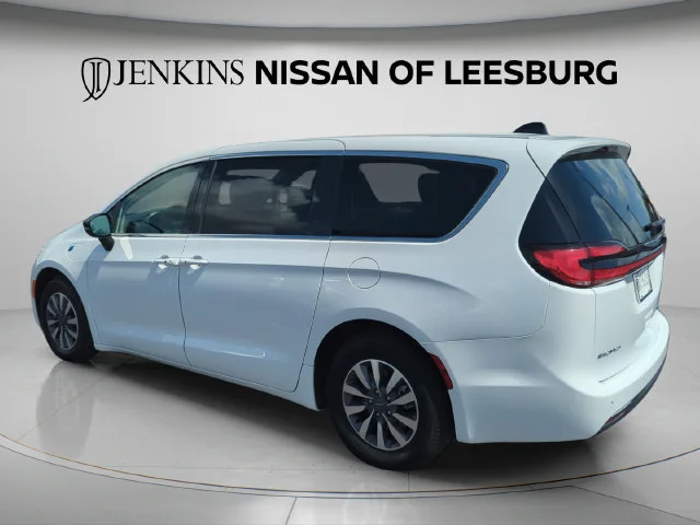 Used 2024 White Chrysler Select image 9