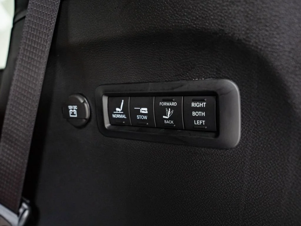 Used 2024 Ceramic Gray Clearcoat Chrysler Pinnacle image 24