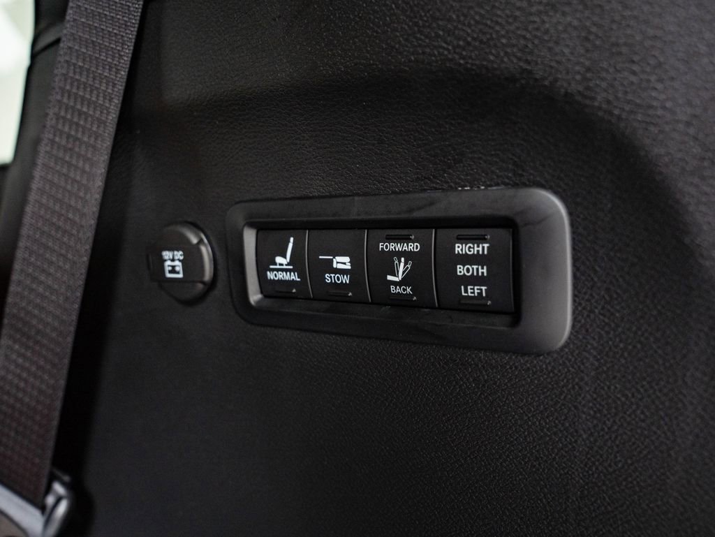 Used 2024 Ceramic Gray Clearcoat Chrysler Pinnacle image 24
