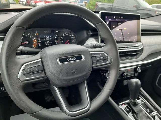 Used 2024  Jeep Latitude image 11