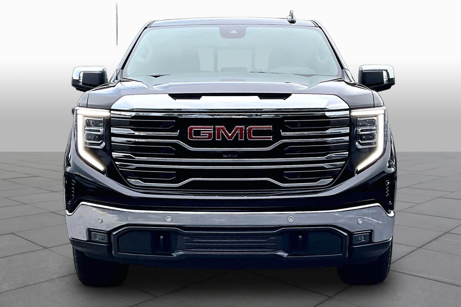 Used 2025 Onyx Black GMC SLT image 4