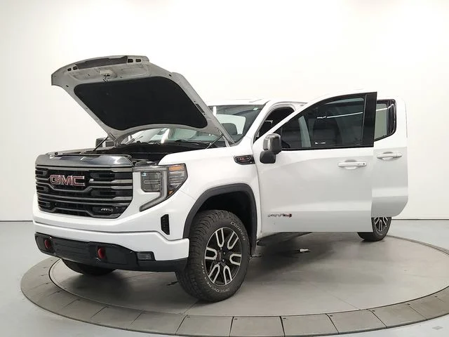 Used 2022 White GMC AT4 image 11
