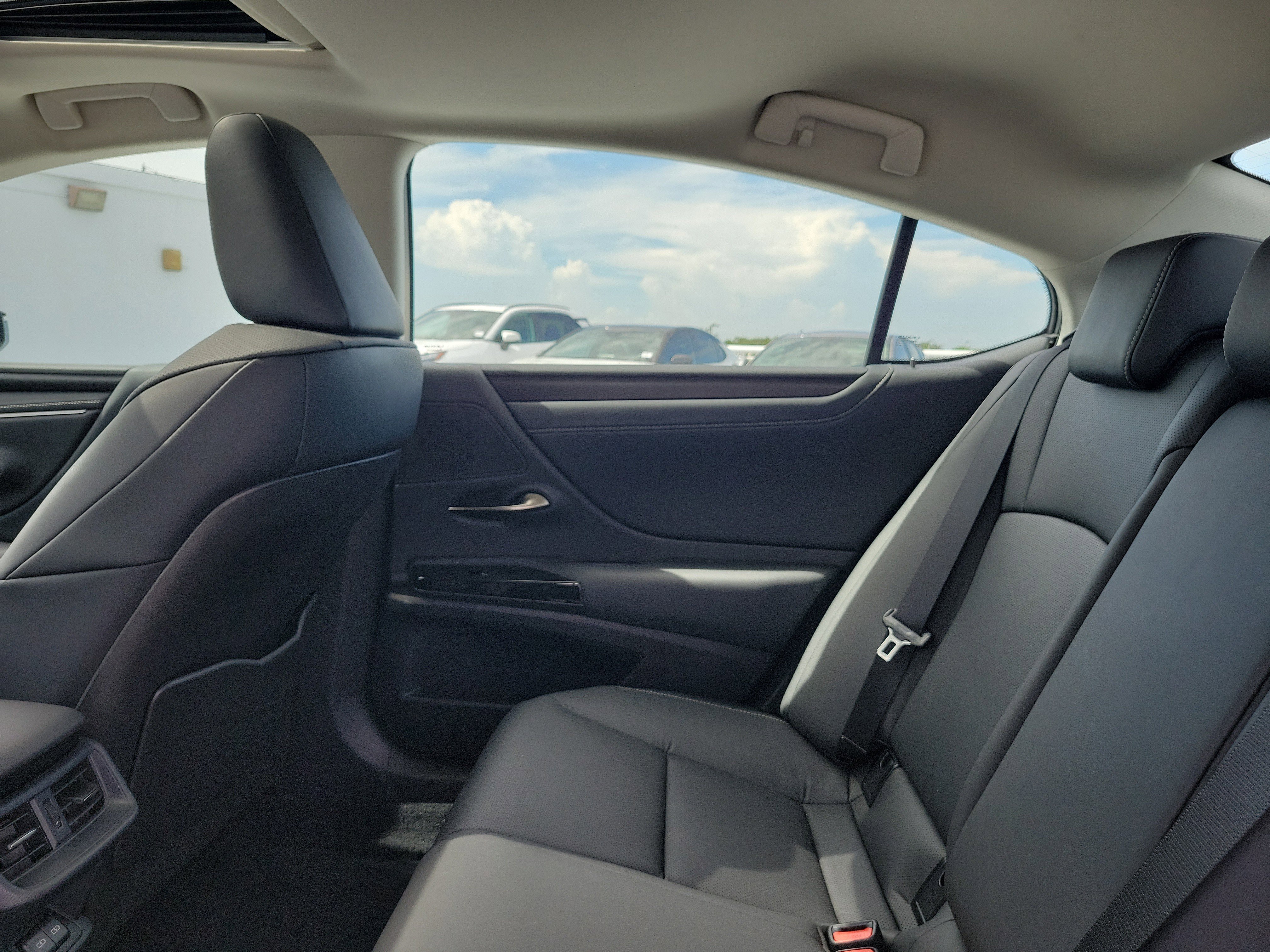 2025 Lexus ES 350 - Photo 13