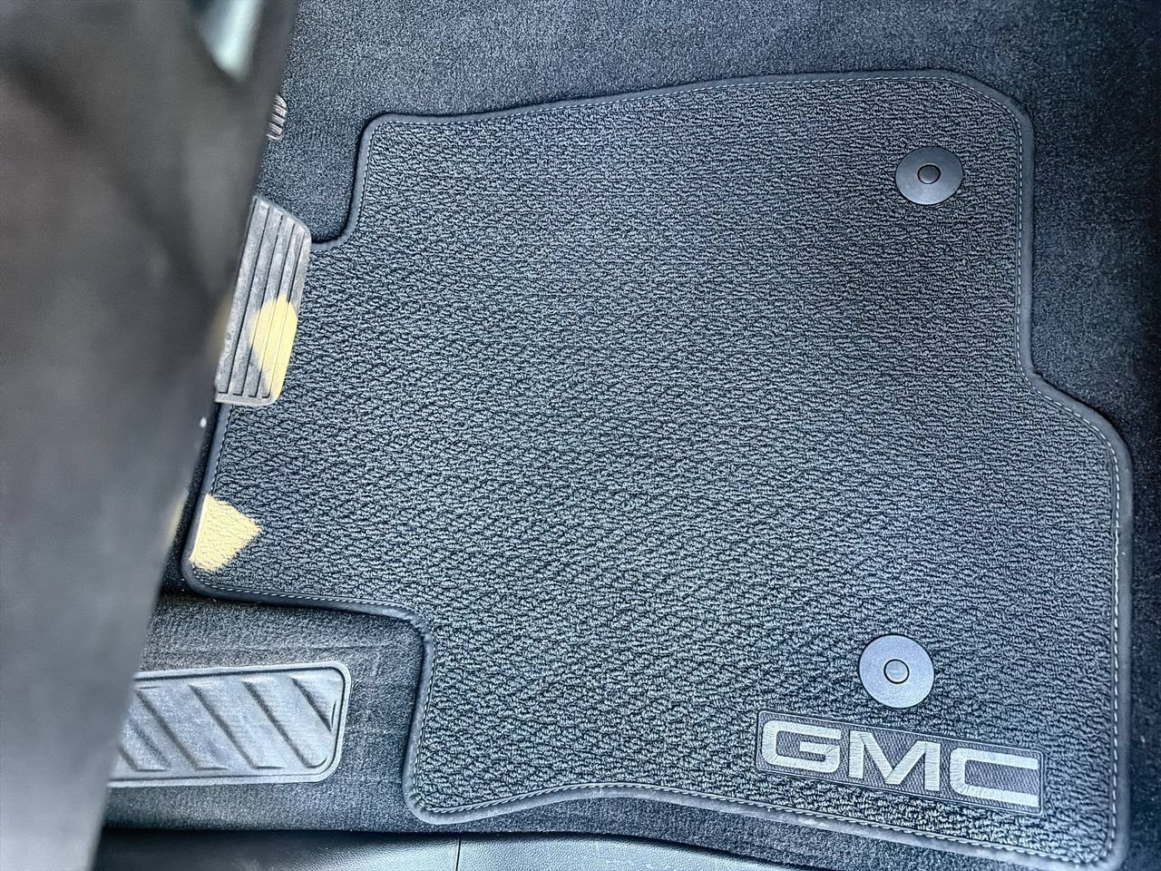 Used 2022 ONYX BLACK GMC AT4 image 30