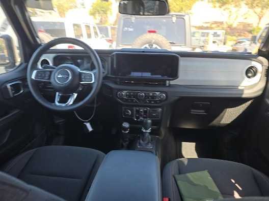 Used 2025 Granite Crystal Metallic Clearcoat Jeep Sahara image 6