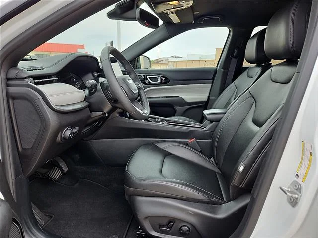 Used 2025 White Jeep Limited 4x4 image 9