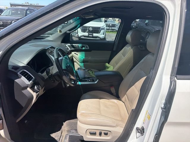 Used 2015 White Platinum Clearcoat Metallic Ford Limited image 6