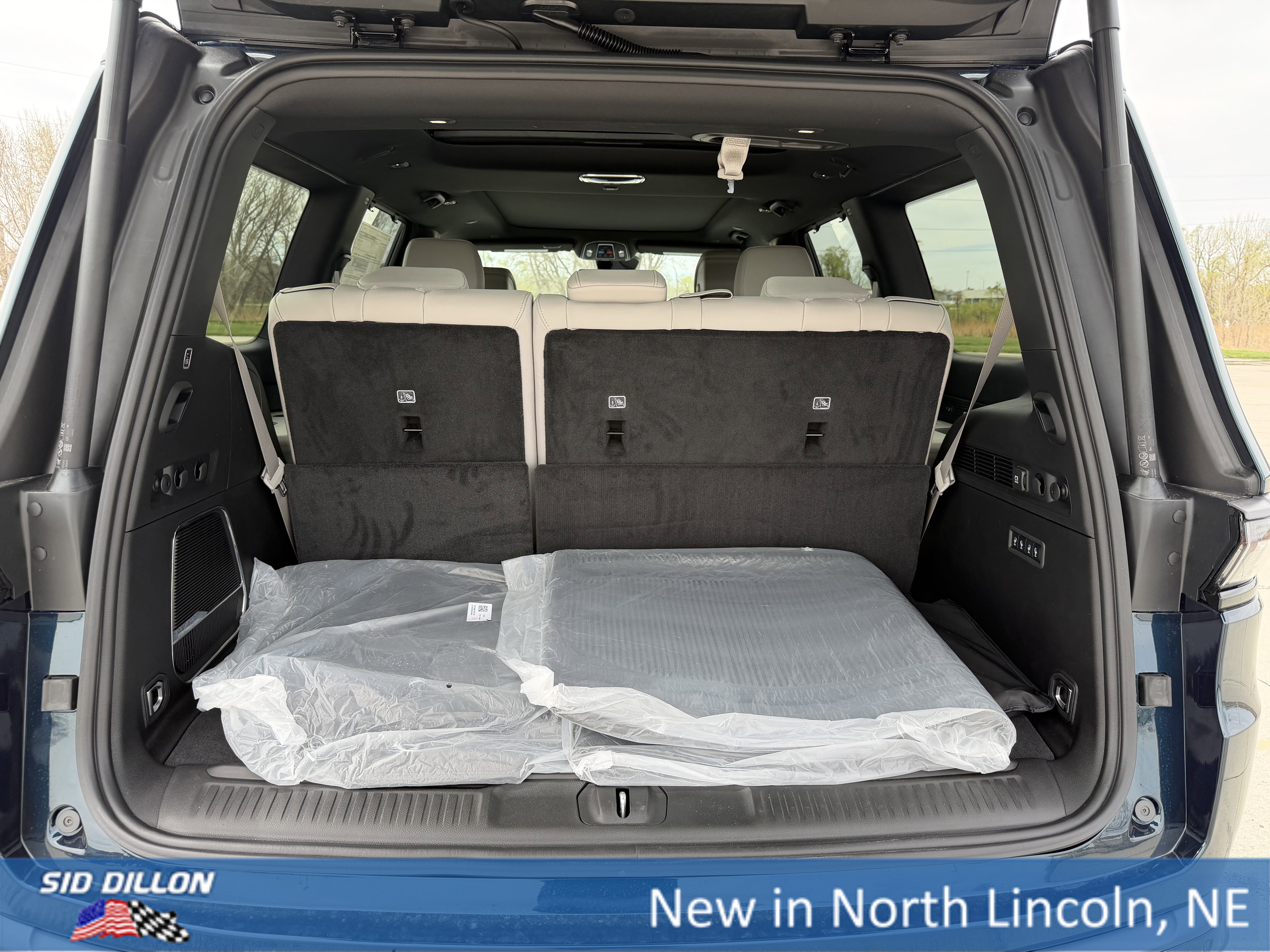 View vehicle photo 7