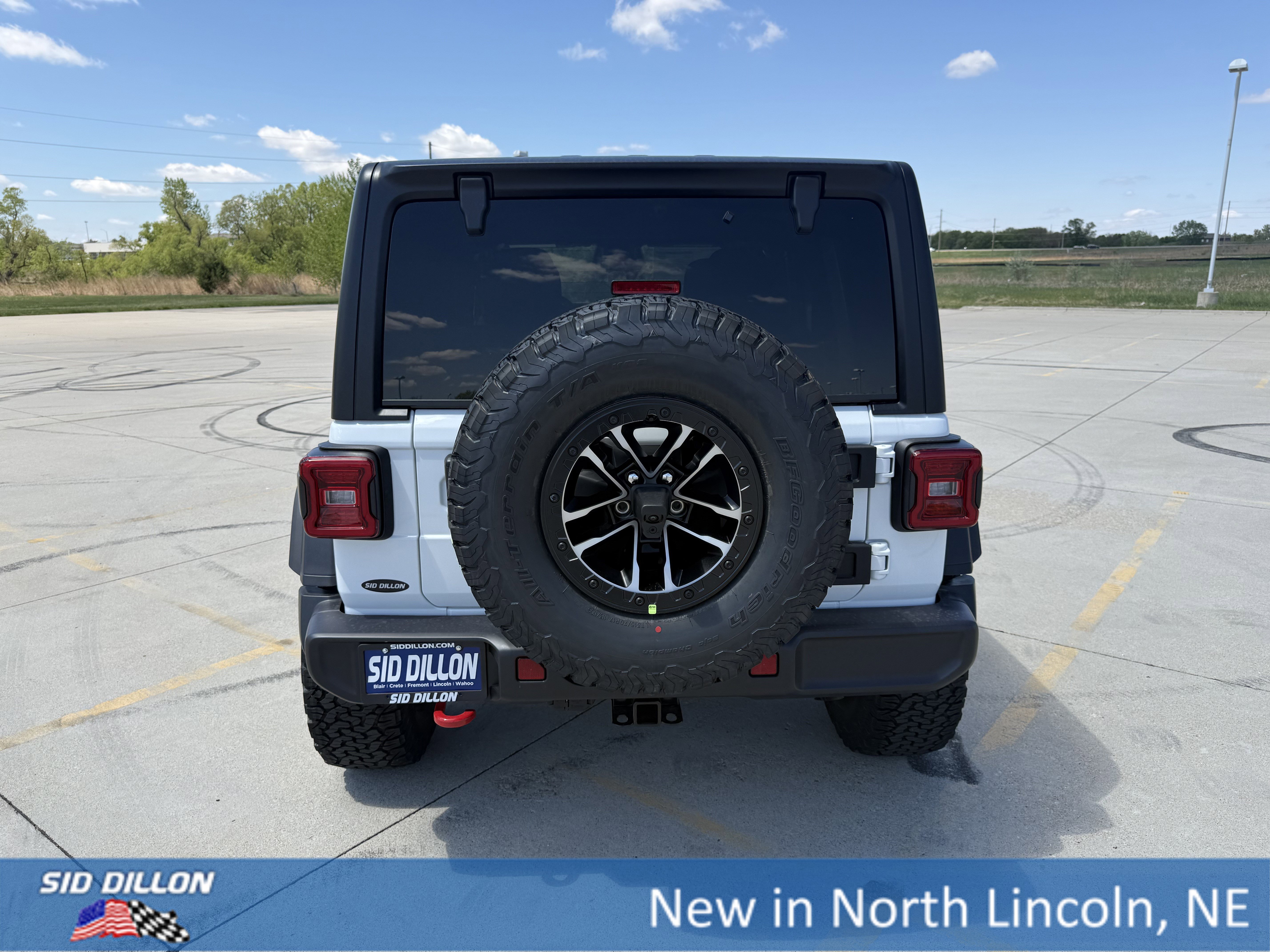 New 2026 Bright White Clear-Coat Exterior Paint Jeep Rubicon image 4