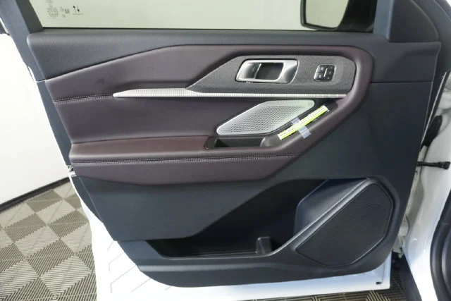 New 2027 Star White Metallic Tri-Coat Ford Platinum™ image 26