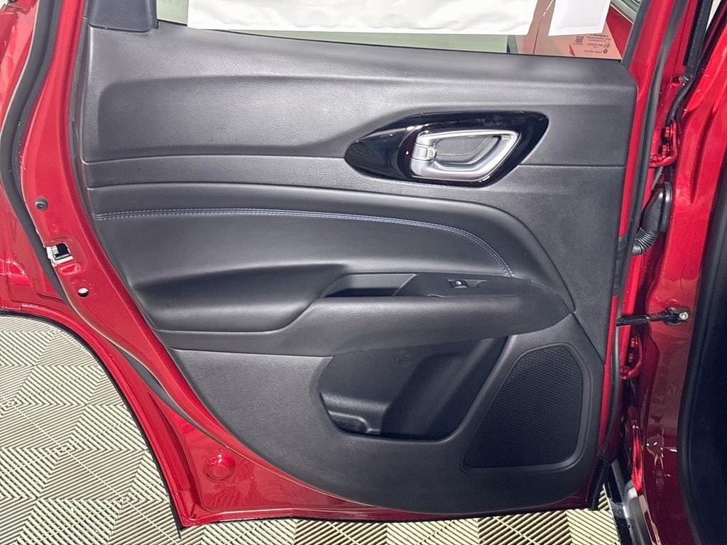 New 2026 Red Hot Pearl-Coat Exterior Paint Jeep Latitude image 18