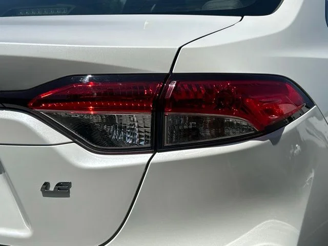 Used 2020 White Toyota LE image 13