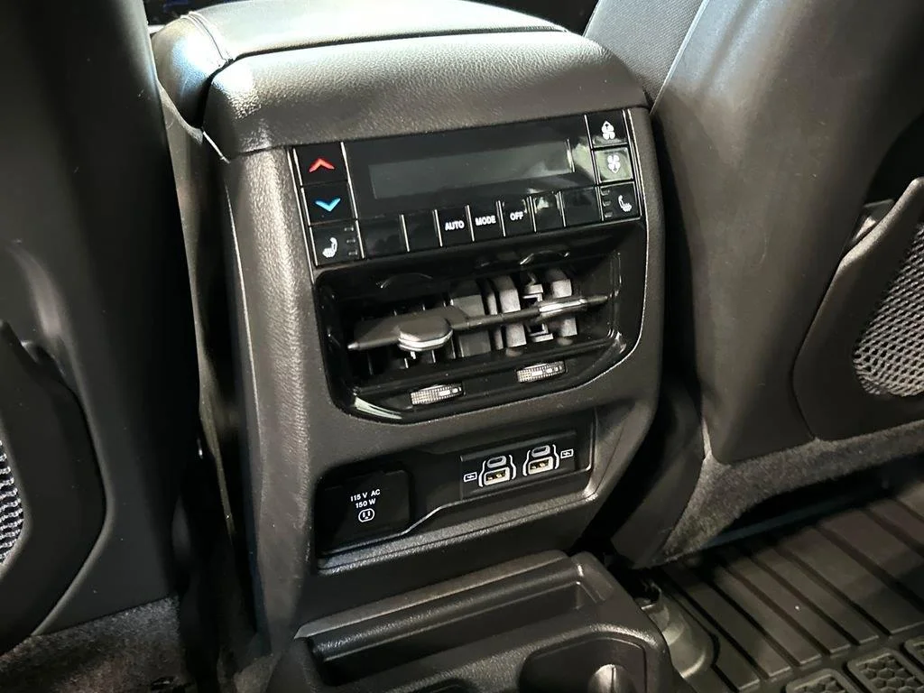 Used 2023 Diamond Black Crystal Pearlcoat Jeep Limited image 31