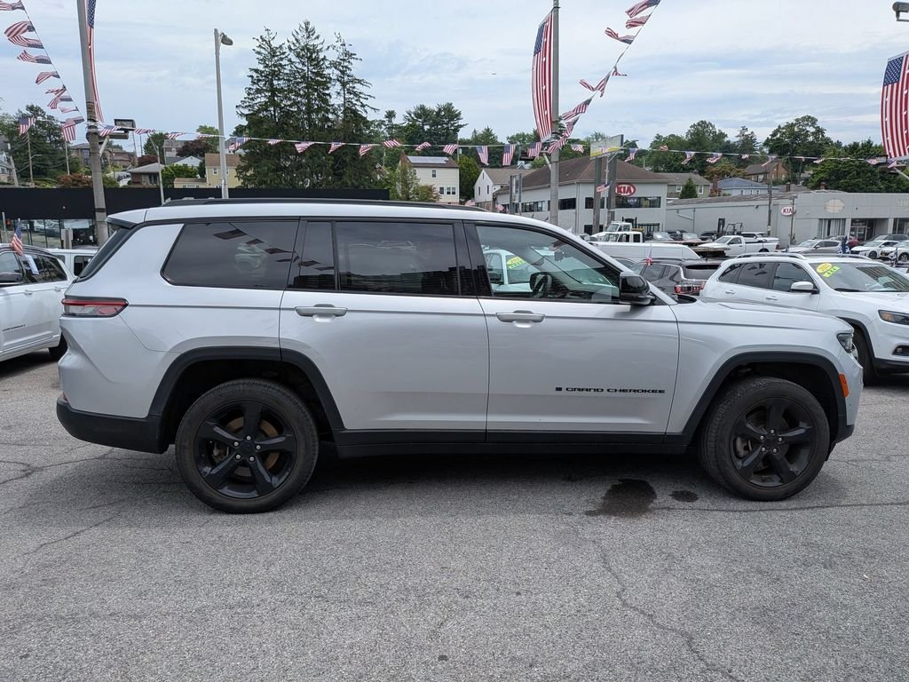 Used 2023 Silver Jeep Limited image 5