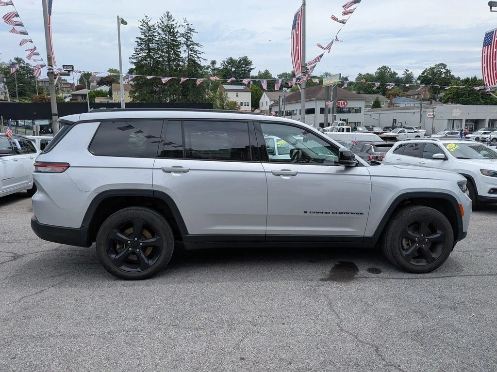 Used 2023 Silver Jeep Limited image 5