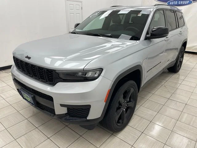 Certified Used 2023 Silver Jeep  image 16