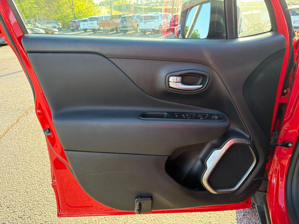 Used 2023 Red Jeep Latitude image 10