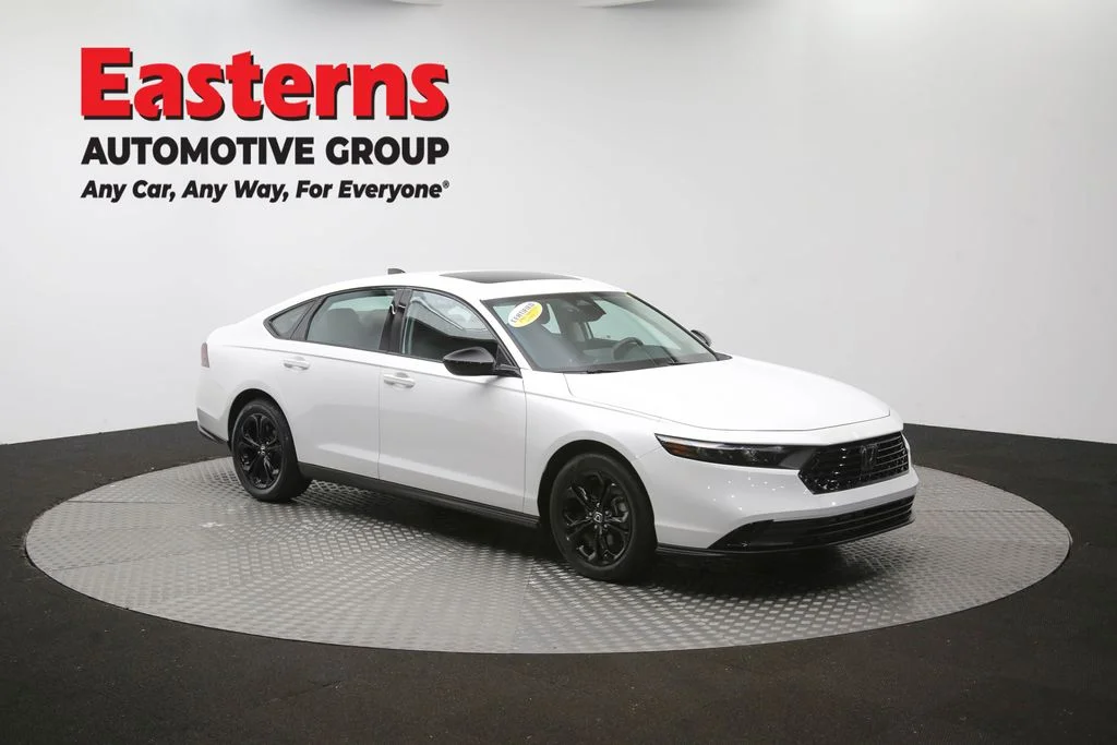 Used 2025 White Honda SE image 47