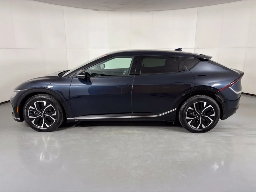 Used 2023 Blue Kia Wind image 5
