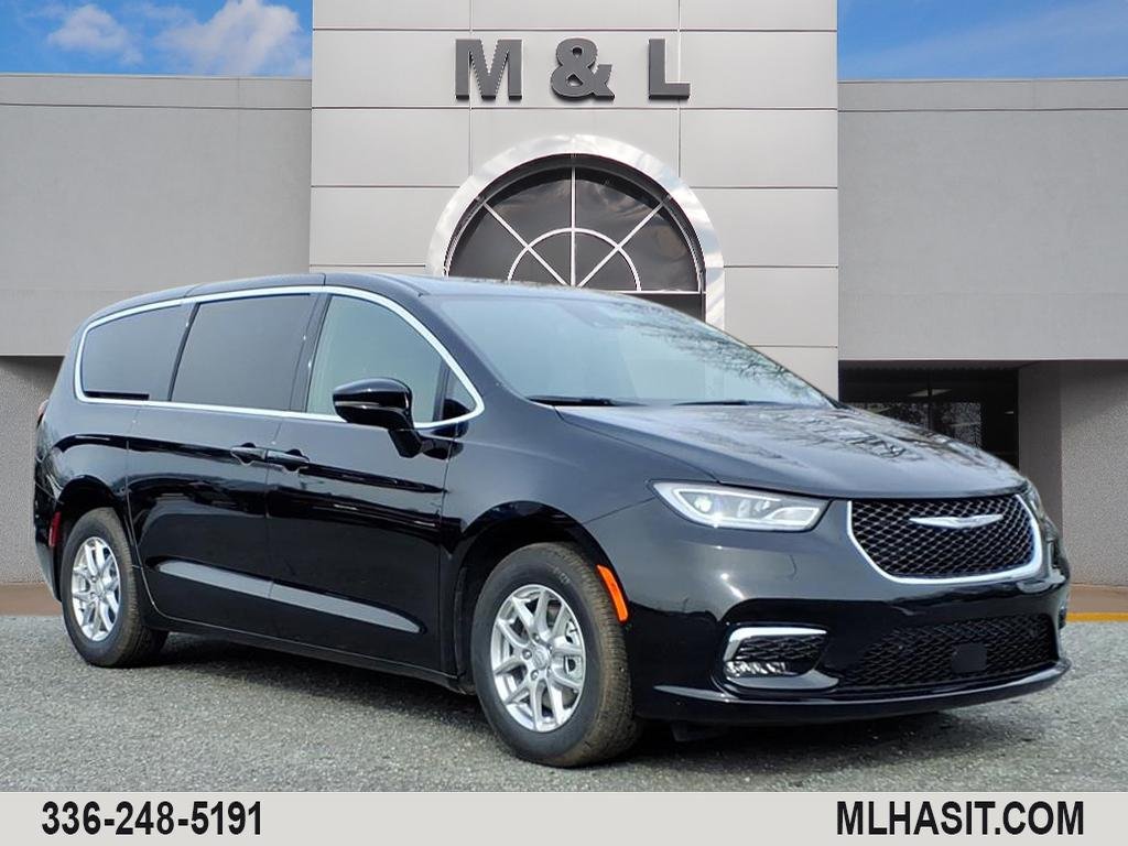 2026 Chrysler Pacifica Select's photo