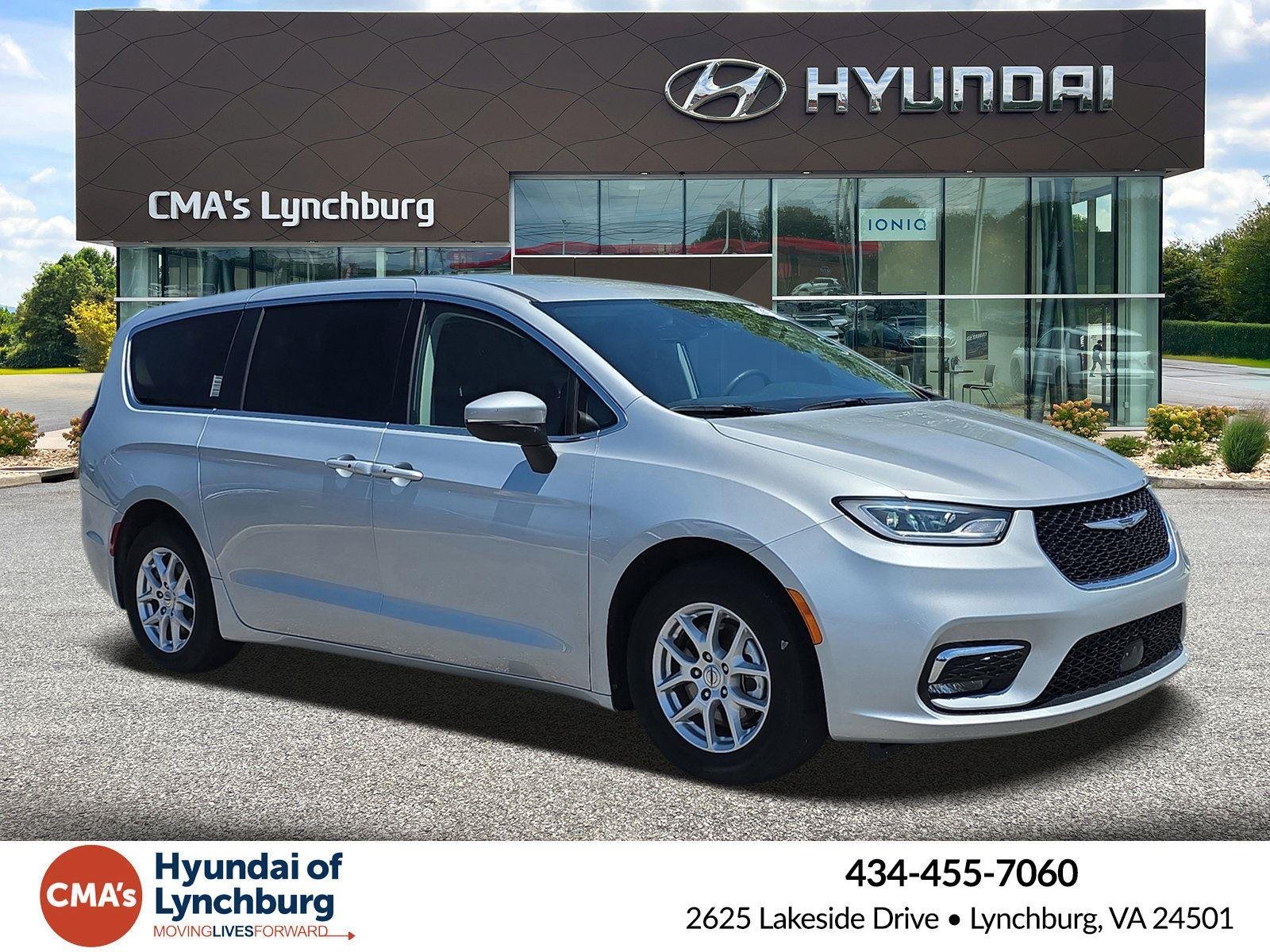2023 Chrysler Pacifica Touring L's photo