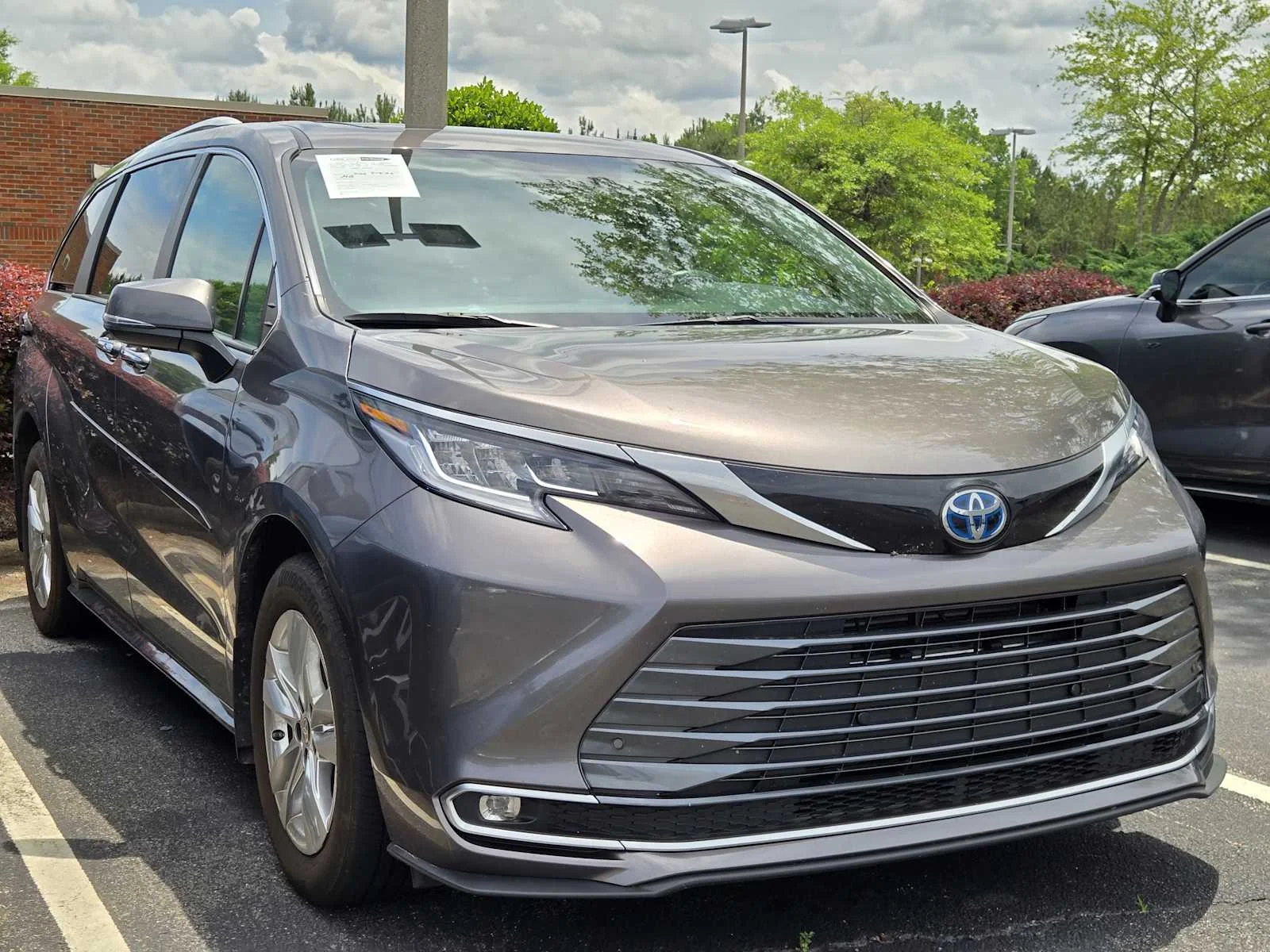 2024 Toyota Sienna Limited 7-Passenger Hybrid FWD's photo