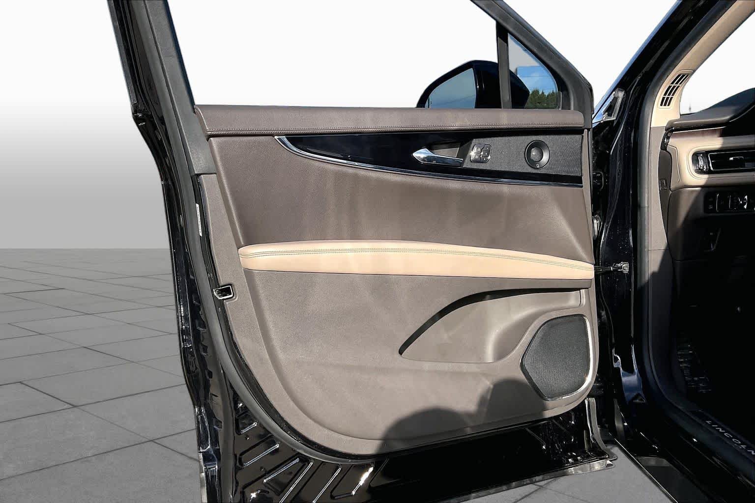 Used 2021 Infinite Black Lincoln Reserve image 22