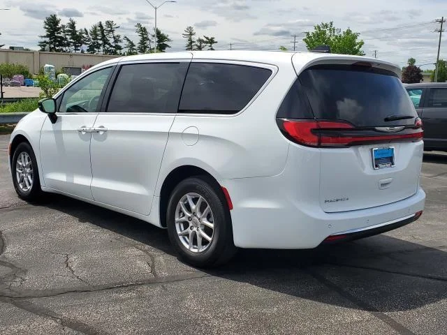 Used 2025 Bright White Clearcoat Chrysler Select image 5