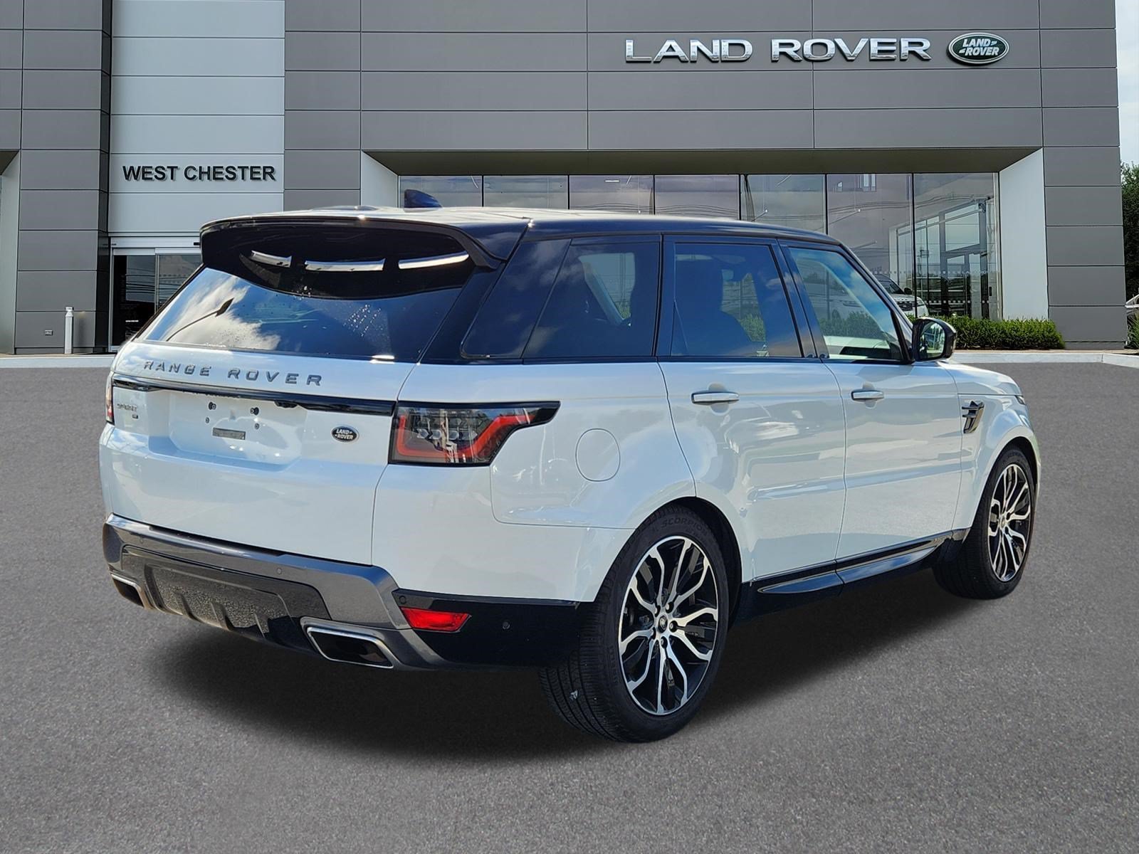Used 2022 Fuji White Land Rover HSE Silver Edition image 4